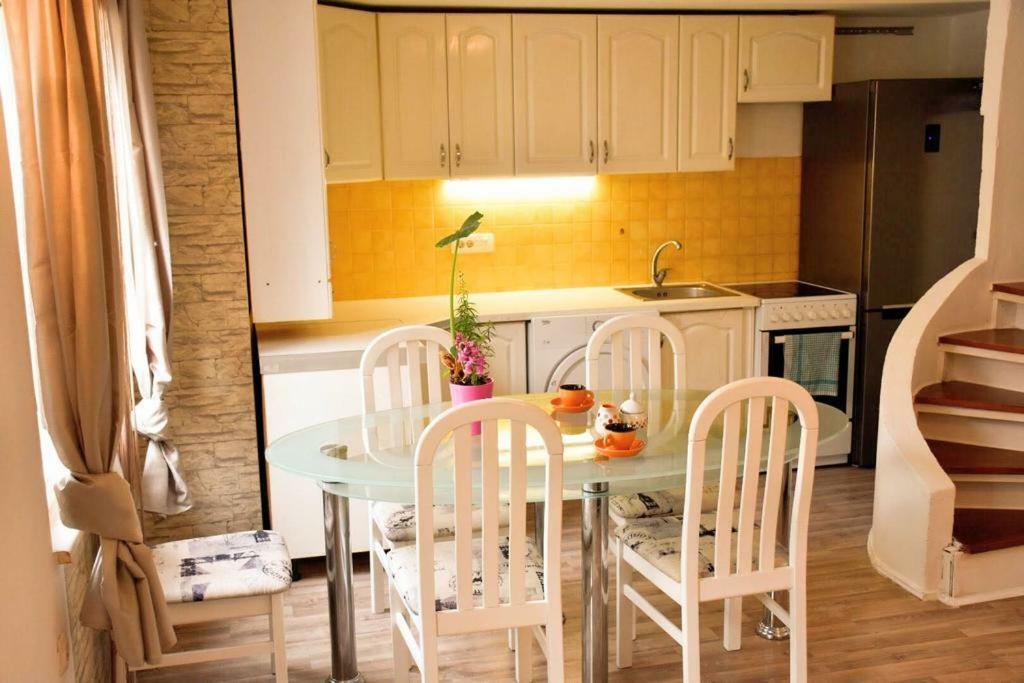 Dora Apartment Split