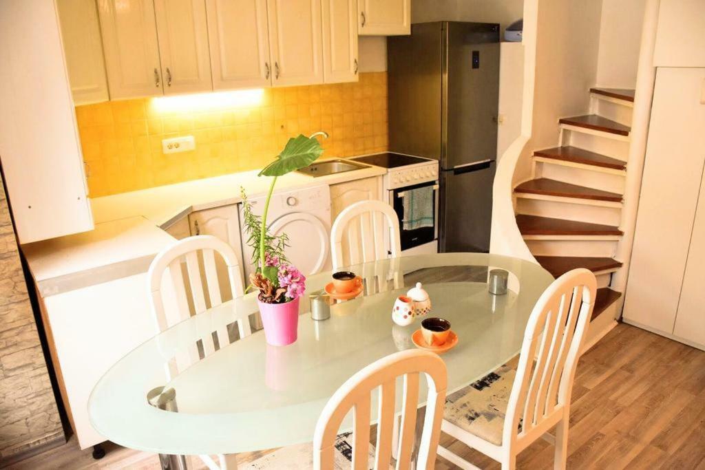 Dora Apartment Split